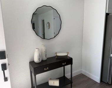 716 E Pecan Street - Photo Thumbnail 5