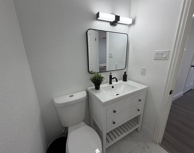 716 E Pecan Street - Photo Thumbnail 8