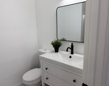 716 E Pecan Street - Photo Thumbnail 7