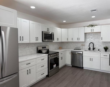 716 E Pecan Street - Photo Thumbnail 3