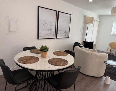 716 E Pecan Street - Photo Thumbnail 2
