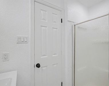 716 E Pecan Street - Photo Thumbnail 14