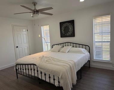 716 E Pecan Street - Photo Thumbnail 9
