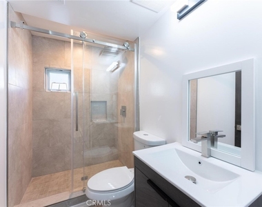 6845 N Haskell Avenue - Photo Thumbnail 11