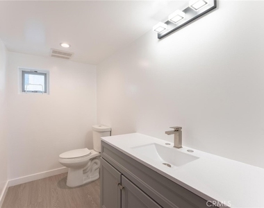 6845 N Haskell Avenue - Photo Thumbnail 14