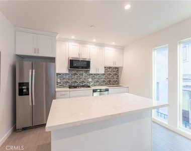 6845 N Haskell Avenue - Photo Thumbnail 18