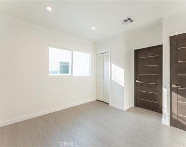 6845 N Haskell Avenue - Photo Thumbnail 8