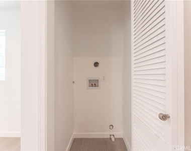 6845 N Haskell Avenue - Photo Thumbnail 13
