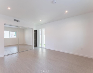 6845 N Haskell Avenue - Photo Thumbnail 15