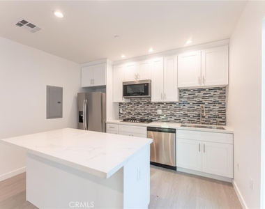 6845 N Haskell Avenue - Photo Thumbnail 19