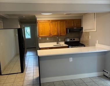 4253 Brooks Street Ne - Photo Thumbnail 6