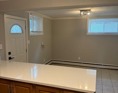 4253 Brooks Street Ne - Photo Thumbnail 3