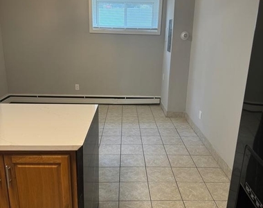 4253 Brooks Street Ne - Photo Thumbnail 4
