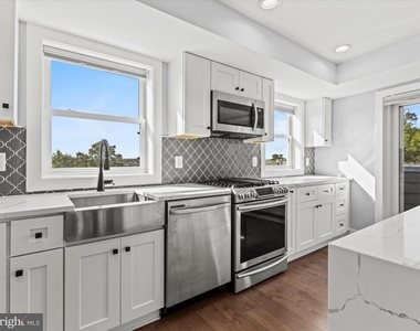 1267 Penn Street Ne - Photo Thumbnail 5