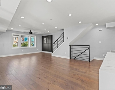 1267 Penn Street Ne - Photo Thumbnail 2