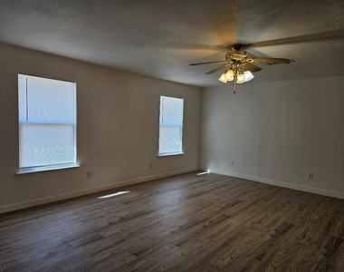 1511 W Mesa Park Dr - Photo Thumbnail 2