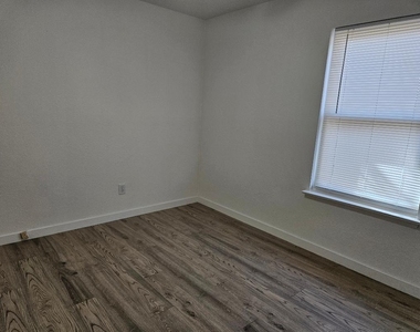 1511 W Mesa Park Dr - Photo Thumbnail 12