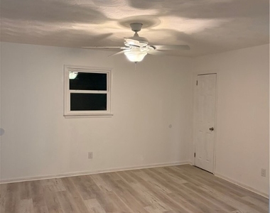 221 W Kelly Avenue - Photo Thumbnail 3