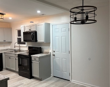 221 W Kelly Avenue - Photo Thumbnail 2