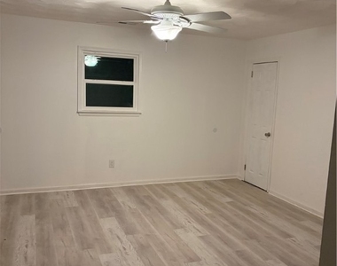 221 W Kelly Avenue - Photo Thumbnail 5
