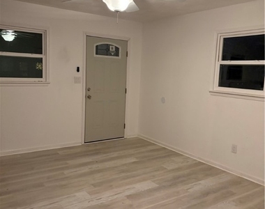 221 W Kelly Avenue - Photo Thumbnail 4