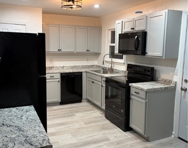 221 W Kelly Avenue - Photo Thumbnail 1