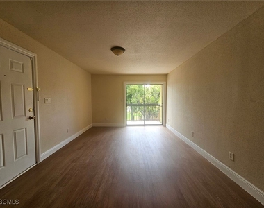 2905 Winkler Avenue - Photo Thumbnail 3