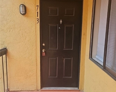 2905 Winkler Avenue - Photo Thumbnail 2
