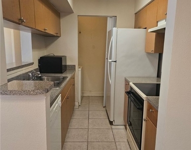 2905 Winkler Avenue - Photo Thumbnail 7