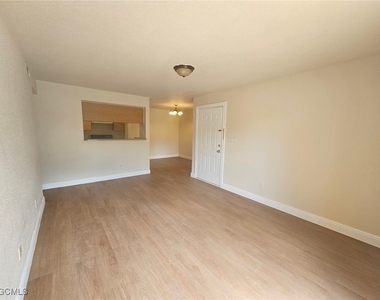 2905 Winkler Avenue - Photo Thumbnail 5