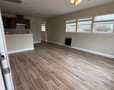 702 Mcdaniel Street - Photo Thumbnail 3