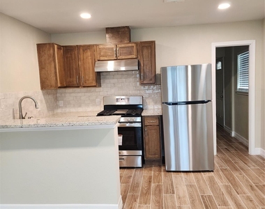702 Mcdaniel Street - Photo Thumbnail 6