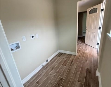 702 Mcdaniel Street - Photo Thumbnail 8