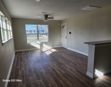 702 Mcdaniel Street - Photo Thumbnail 2