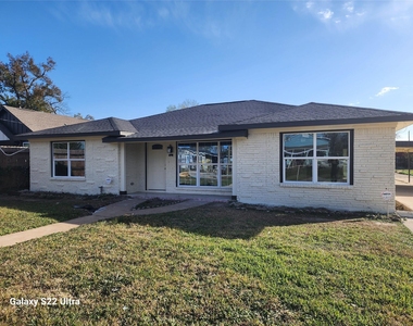 702 Mcdaniel Street - Photo Thumbnail 1