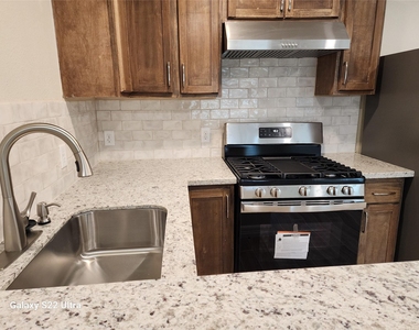 702 Mcdaniel Street - Photo Thumbnail 4
