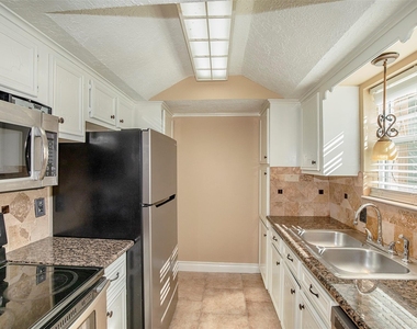 431 Sunset Drive - Photo Thumbnail 3