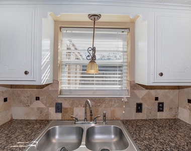 431 Sunset Drive - Photo Thumbnail 5