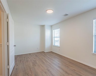 8117 Silverton Creek Lane - Photo Thumbnail 17