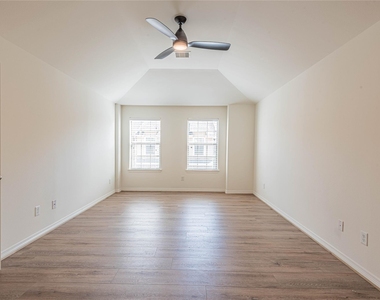 8117 Silverton Creek Lane - Photo Thumbnail 11