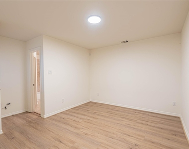 8117 Silverton Creek Lane - Photo Thumbnail 15
