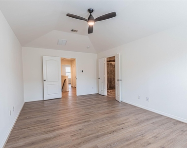 8117 Silverton Creek Lane - Photo Thumbnail 12