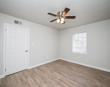 1518 East Avenue - Photo Thumbnail 7