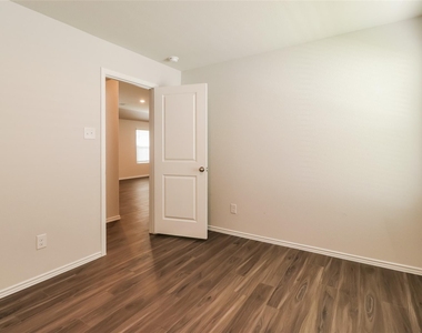 2501 Grayling Drive - Photo Thumbnail 7
