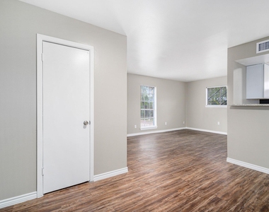 1303 S 2nd Street - Photo Thumbnail 3