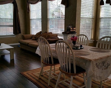 3 Candle Pine Place Place - Photo Thumbnail 9