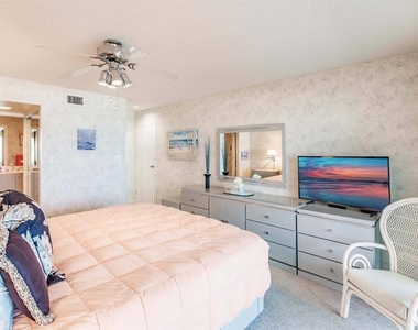 1055 W Peppertree Drive - Photo Thumbnail 12
