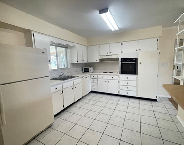 701 Cypress Place - Photo Thumbnail 8