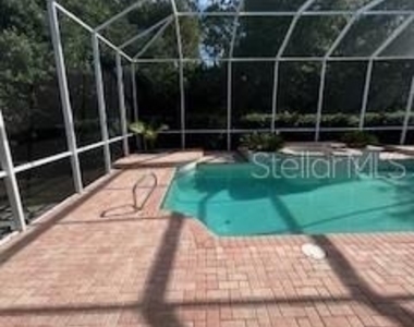 1033 Hampstead - Photo Thumbnail 2