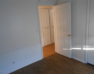 6671 Bubbling Brook Drive - Photo Thumbnail 9